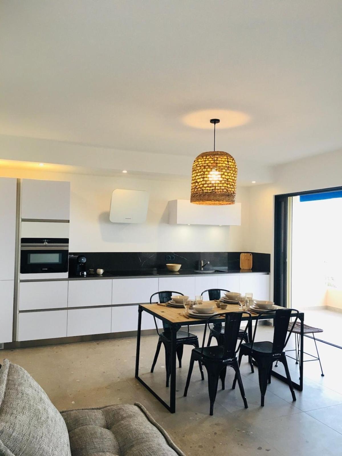 Appartement T3 Lumineux Traversant Totalement Neuf En Face De La Plage Front De Mer Vue Sur Les Iles Vue Mer Panoramique Assuree Residence De La Plage Centre Ville Du Lavandou 3Eme Etage Avec Ascenseur Appartement T3 Ле-Лаванду Экстерьер фото