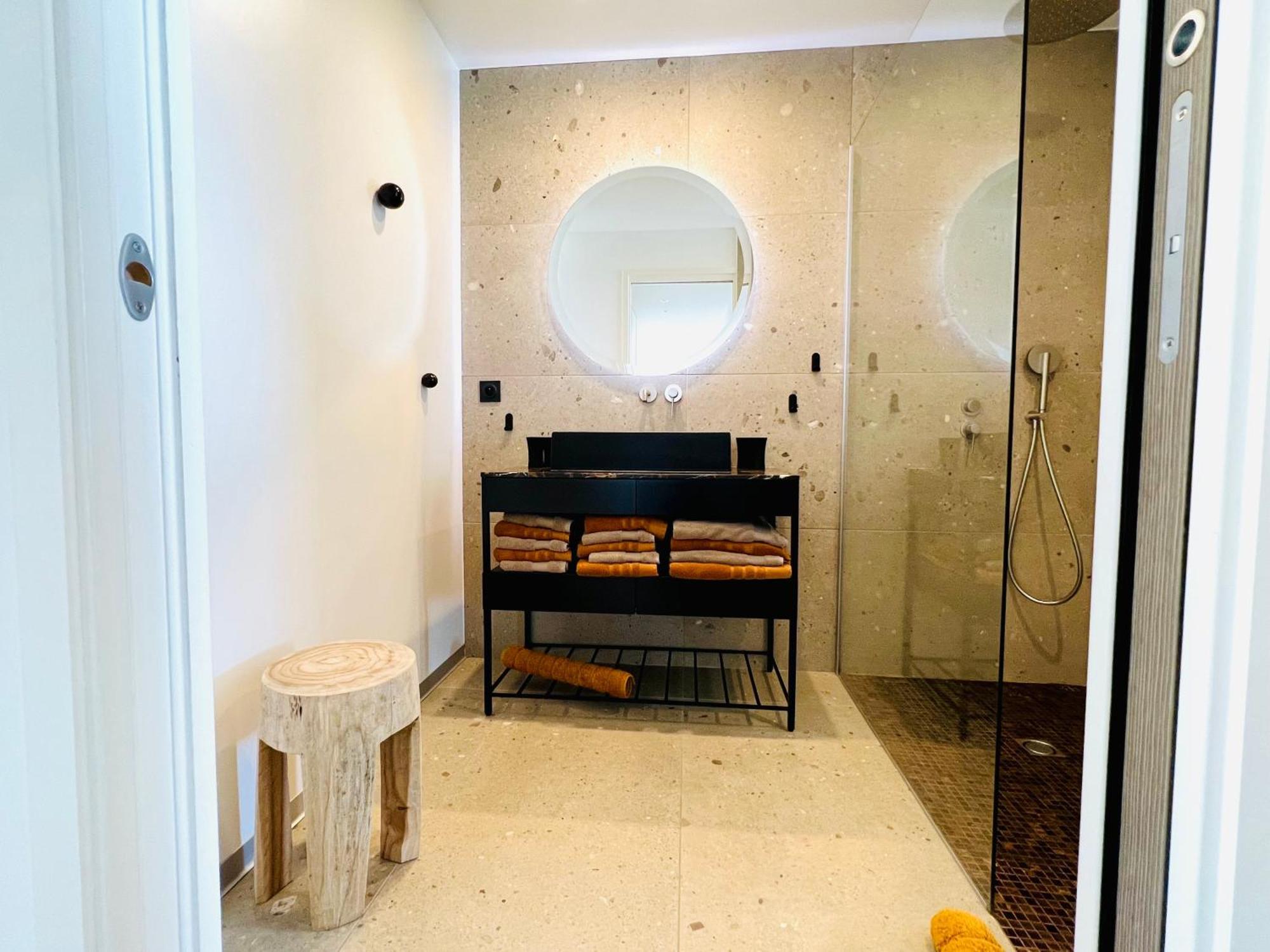 Appartement T3 Lumineux Traversant Totalement Neuf En Face De La Plage Front De Mer Vue Sur Les Iles Vue Mer Panoramique Assuree Residence De La Plage Centre Ville Du Lavandou 3Eme Etage Avec Ascenseur Appartement T3 Ле-Лаванду Экстерьер фото