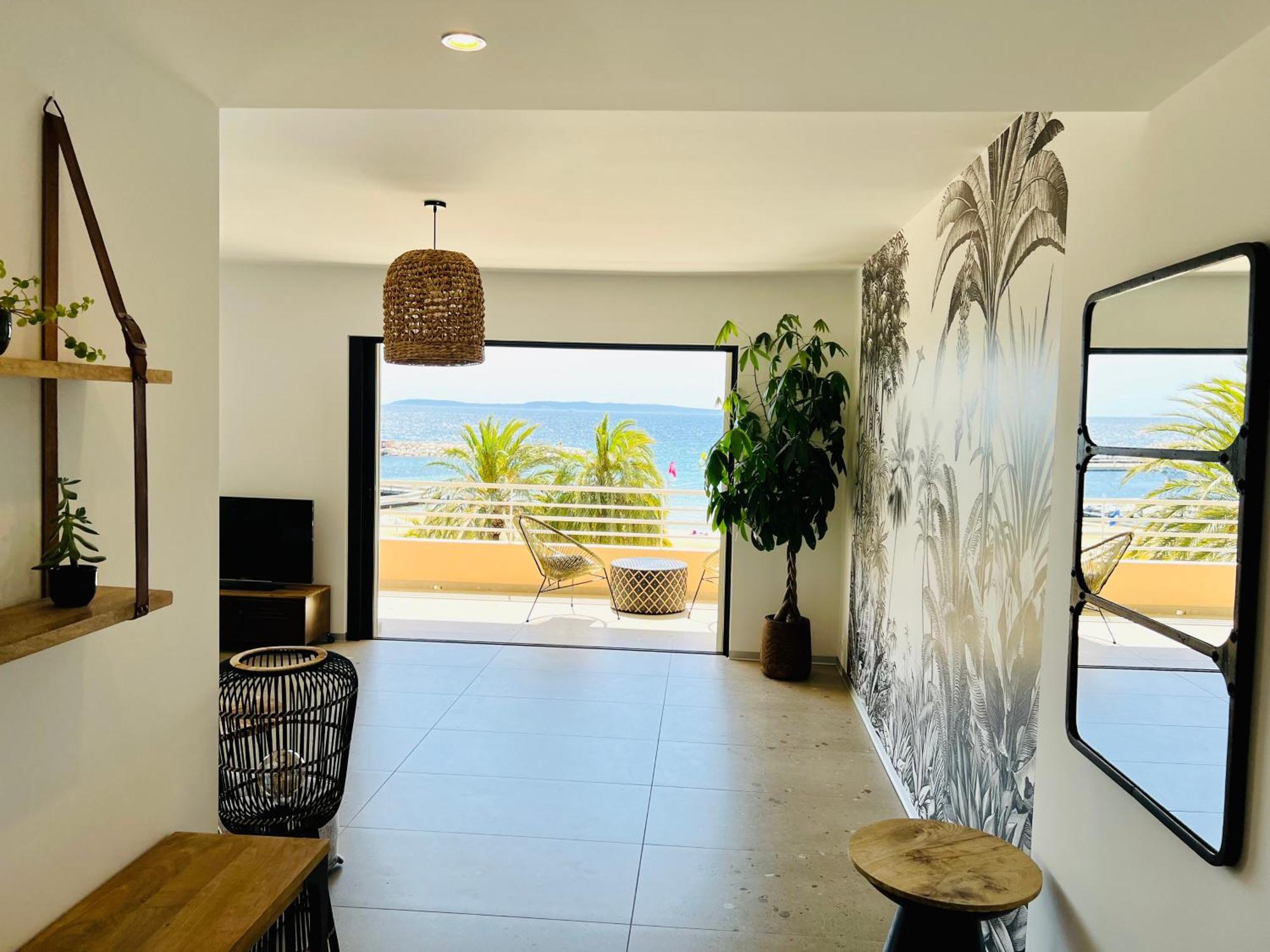Appartement T3 Lumineux Traversant Totalement Neuf En Face De La Plage Front De Mer Vue Sur Les Iles Vue Mer Panoramique Assuree Residence De La Plage Centre Ville Du Lavandou 3Eme Etage Avec Ascenseur Appartement T3 Ле-Лаванду Экстерьер фото