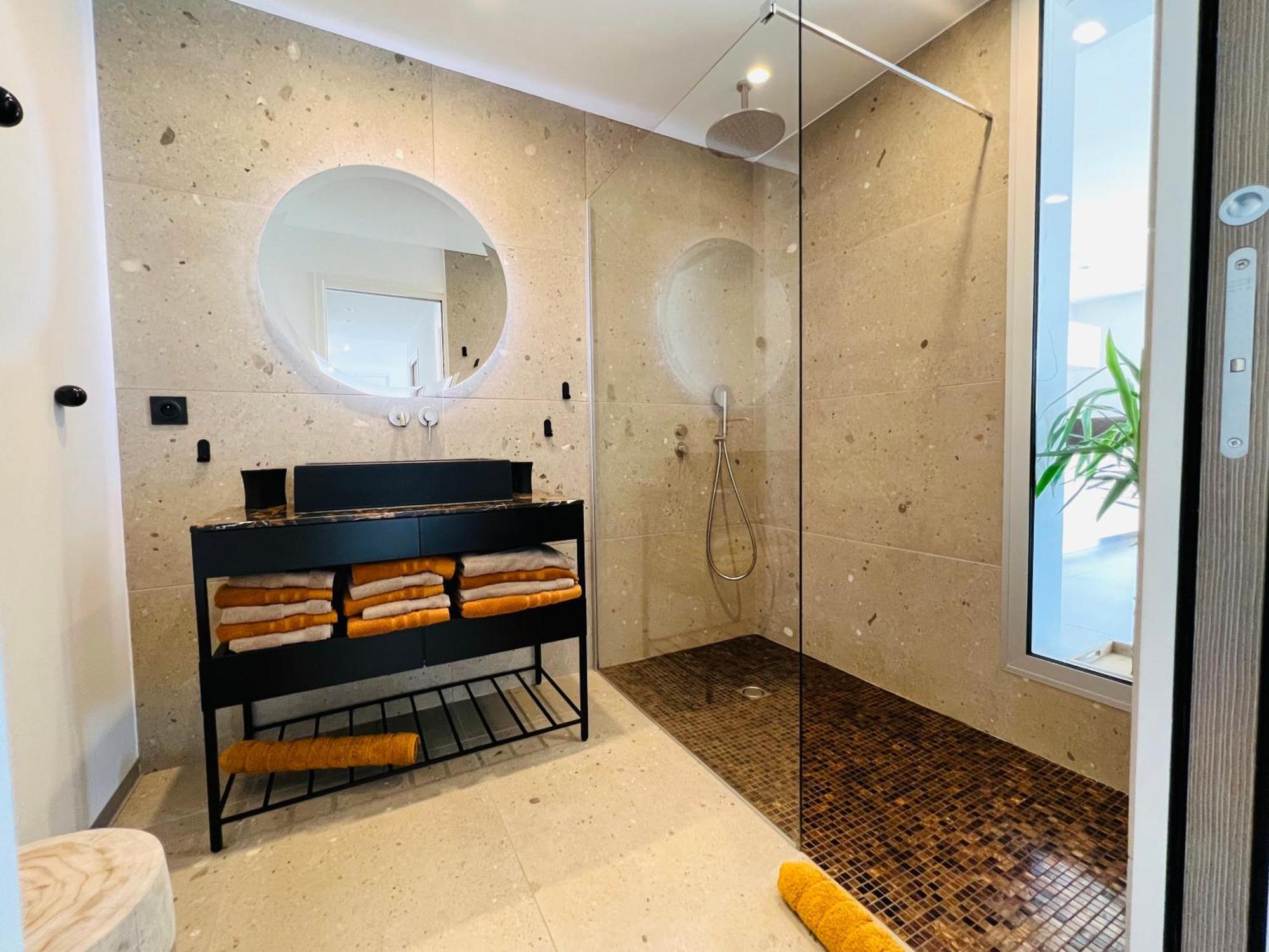 Appartement T3 Lumineux Traversant Totalement Neuf En Face De La Plage Front De Mer Vue Sur Les Iles Vue Mer Panoramique Assuree Residence De La Plage Centre Ville Du Lavandou 3Eme Etage Avec Ascenseur Appartement T3 Ле-Лаванду Экстерьер фото